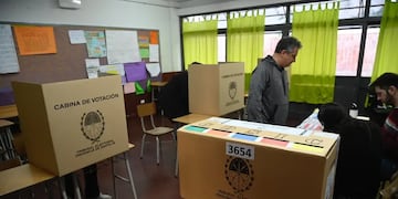 Una mujer terminó detenida en Santa Fe por usar su teléfono celular en el box de votación. Gentileza: La Nación.