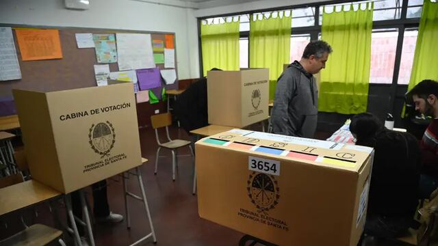 Una mujer terminó detenida en Santa Fe por usar su teléfono celular en el box de votación. Gentileza: La Nación.