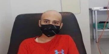 Él es Axel, el joven sanrafaelino que está padeciendo de cáncer de huesos.