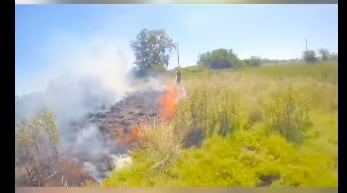 Bomberos de Arroyito controlaron un incendio de pastizales en un terreno privado