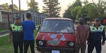 La policía detuvo a cuatro personas en la localidad de Leales, acusadas de robo.