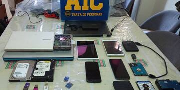 Durante el operativo secuestraron desde tablets hasta teléfonos móviles