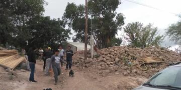 El club Suran de Mendoza entregó mercadería y ropa a las familias afectas por el terremoto en San Juan.