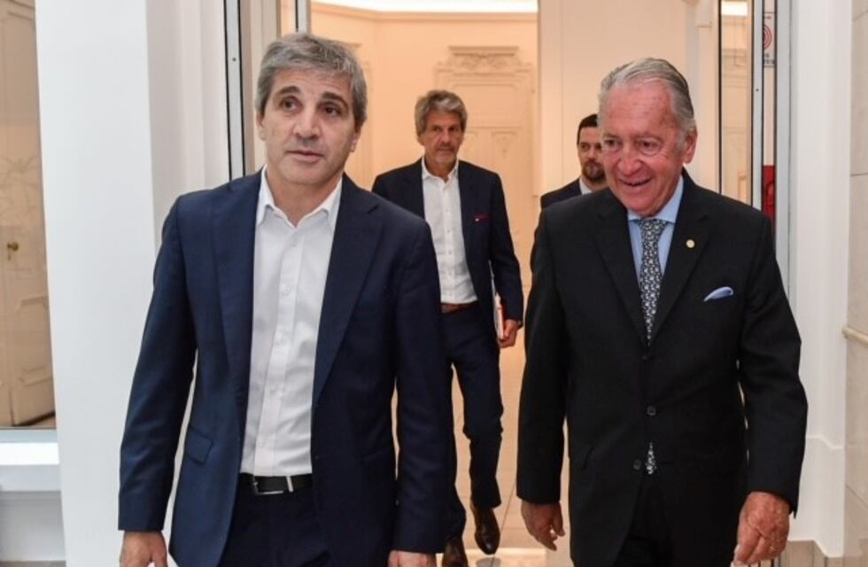 Caputo concentra su gestión en el manejo de la deuda pública para dar señales al mercado y controlar el dólar