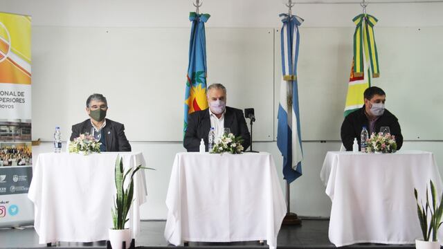 CRESTA: Acto de Colación de Grado y Entrega de Diplomas  de la Facultad de Arquitectura