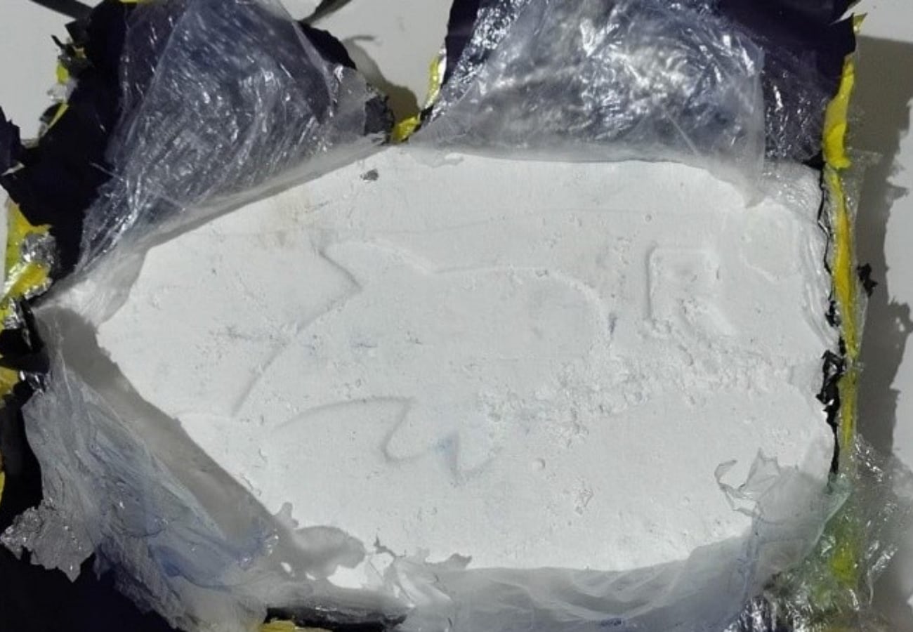 El joven llevaba 1 kilo de cocaína.