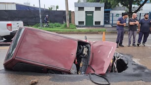 El auto que fue "tragado" por un socavón en plena Vélez Sársfield, una de las principales avenidas de la Capital cordobesa. (Nicolas Bravo/La Voz)