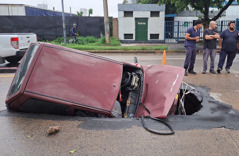 Manejaba por una avenida de Córdoba y lo “tragó” el asfalto: el impresionante video