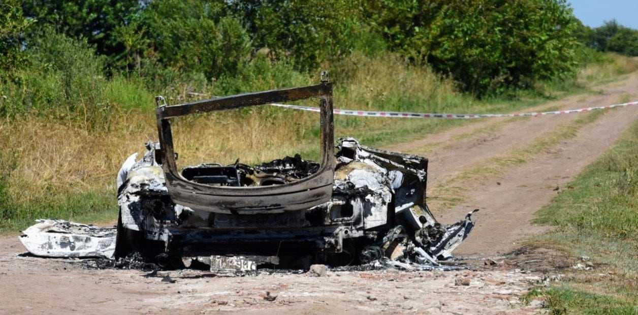 En Ibarlucea encontraron incendiado el auto en el que iban las víctimas del triple crimen. Entre ellas estaban Iván Maximiliano Giménez y Elena, su hija de un año.