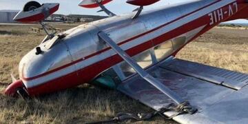 Una avioneta terminó tumbada en el Aeroclub.