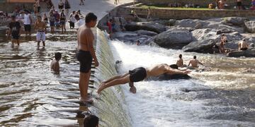 Vacaciones con altas temperaturas en el comienzo del verano. Balneario El Fantasio Carlos Paz. Foto Yanina Bouche