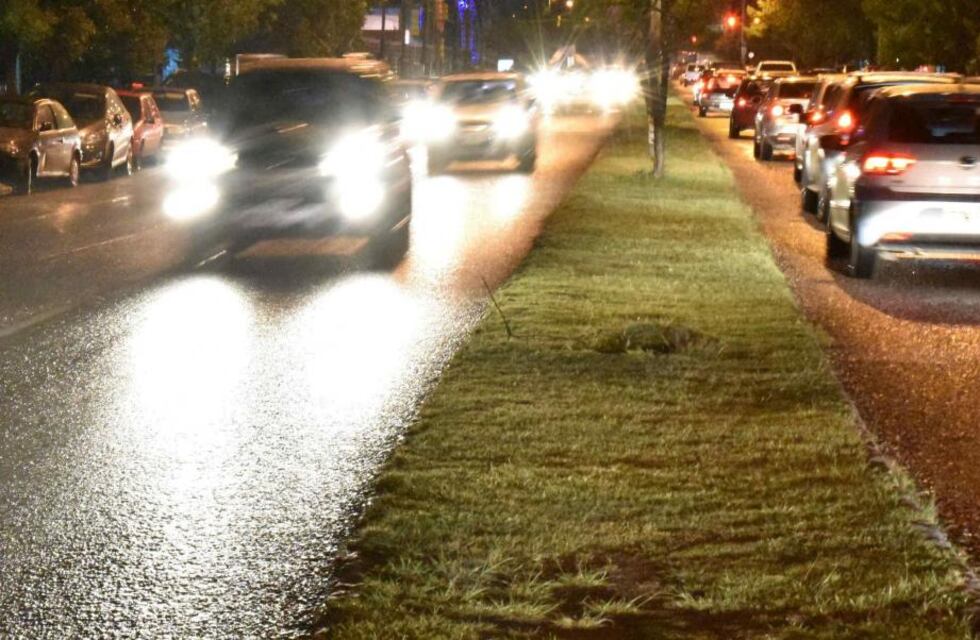 Impensado: destruyó los macetones de la Rafael Núñez y se incrustó en un comercio en Córdoba