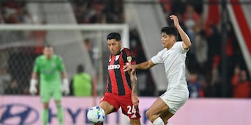 Enzo Pérez disputando el balón frente a Libertad de Paraguay en la ida de los octavos de final.