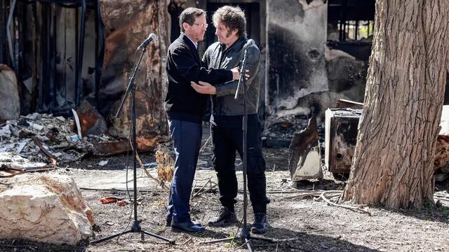 El presidente, Javier Milei, abraza a su par de Israel, Isaac Herzog, en su visita al kibutz Nir Oz, uno de los lugares atacados por terroristas palestinos el 7 de octubre de 2023 (Foto: AFP - Menahem Kahana).
