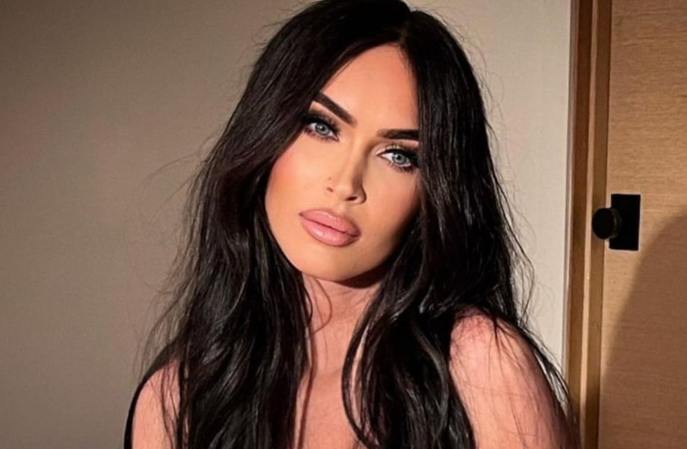 ¡Salvaje! Megan Fox gateó en microbikini por encima de los árboles