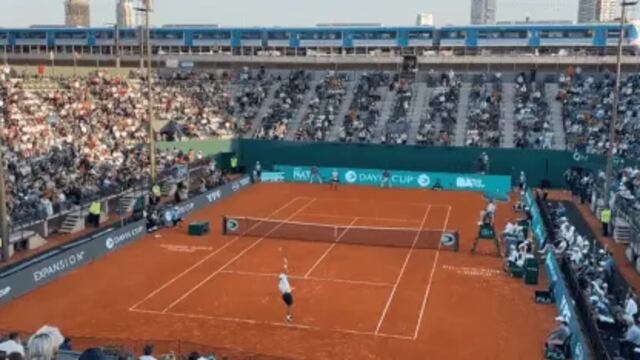 Un tren se detuvo para ver la definición de la Copa Davis