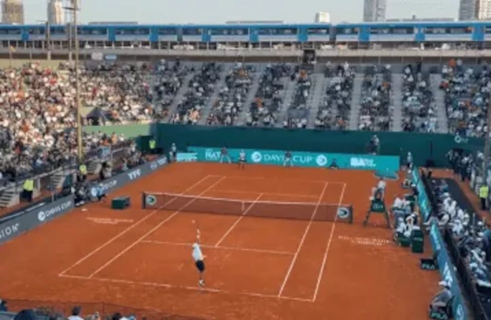Espectadores inesperados: un maquinista frenó el tren y los pasajeros vieron un match point en la Copa Davis