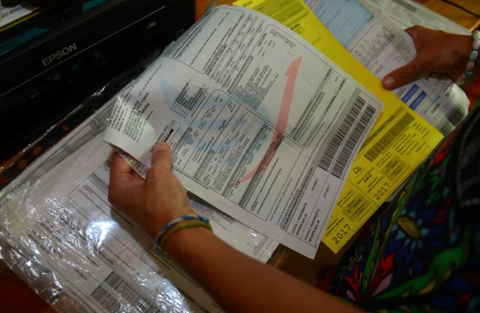 Las tarifas de luz, gas y combustible no aumentarán hasta fin de año