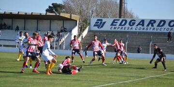 El equipo de Tandil no pudo marcar y se quedó con el empate.