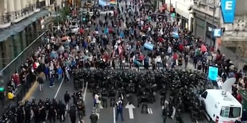 Operativo sobre Callao en la marcha de jubilados e hinchadas
