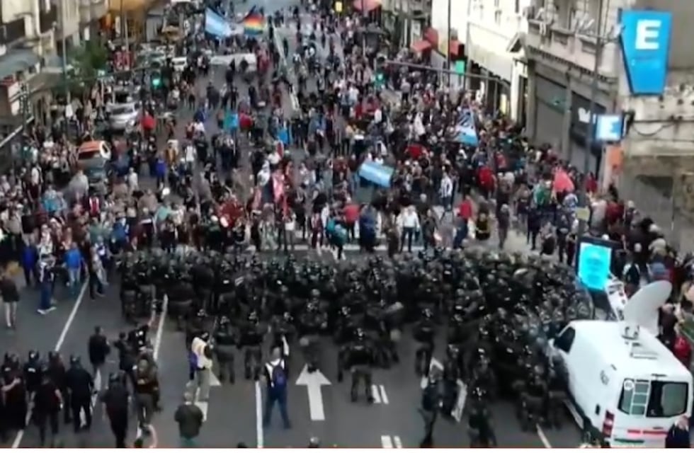 Gran despliegue policial en la marcha de los jubilados e hinchadas: graves incidentes