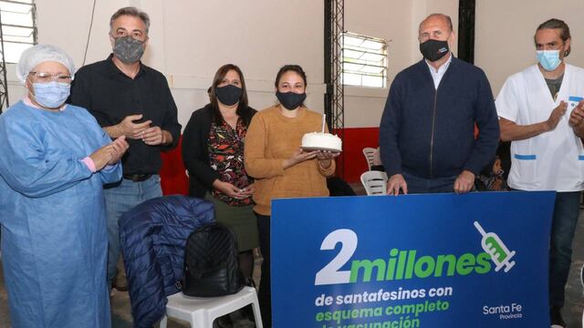 El gobernador Omar Perotti visitó su ciudad natal y saludó a la mujer que recibió la segunda dosis.
