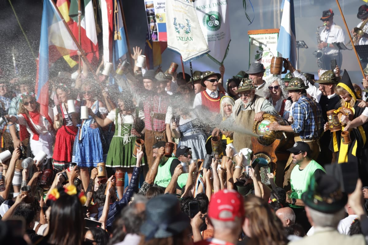 Oktoberfest. La fiesta de la cerveza de Calamuchita empezó el "finde" pasado,. Y espera sumar, como cada año, una multitud en el fin de semana largo. (La Voz)