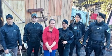 Oberá: policías ayudan a una familia a reconstruir su casa tras un devastador incendio.