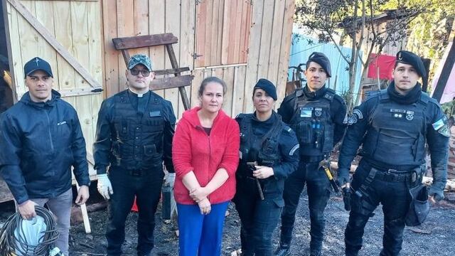 Oberá: policías ayudan a una familia a reconstruir su casa tras un devastador incendio.