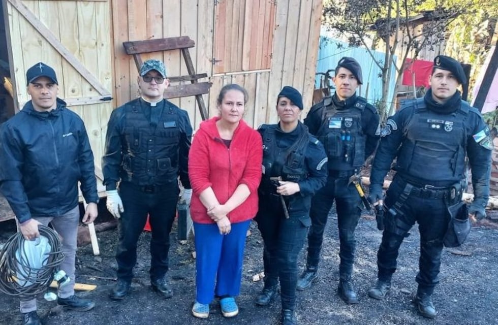 Oberá: policías ayudan a una familia a reconstruir su casa tras un devastador incendio