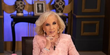 La conductora de la mesaza dijo presente para festejar los 52 años del grupo santafesino.