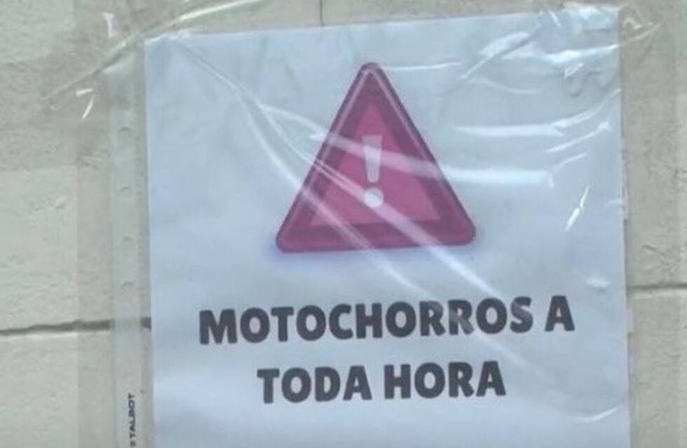 Hartos de los robos, vecinos empapelaron una cuadra céntrica advirtiendo a peatones