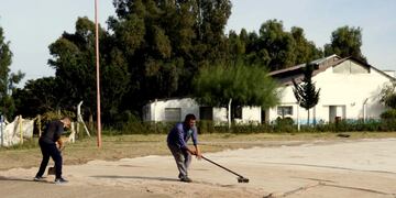 Se realizan tareas de reconstrucción en la pista del Polideportivo Municipal