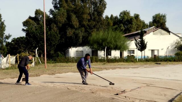 Se realizan tareas de reconstrucción en la pista del Polideportivo Municipal