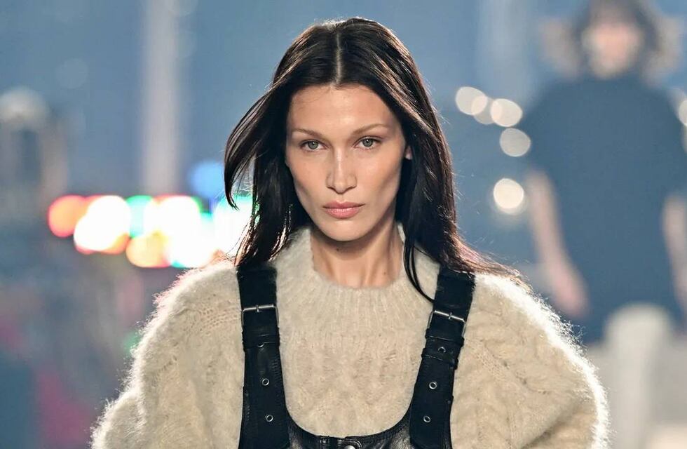 Bella Hadid revolucionó las redes al posar calva y sin ropa para una campaña