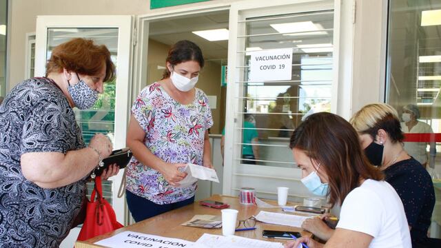 Continúa el operativo de vacunación en el edificio nuevo del hospital Schestakow.