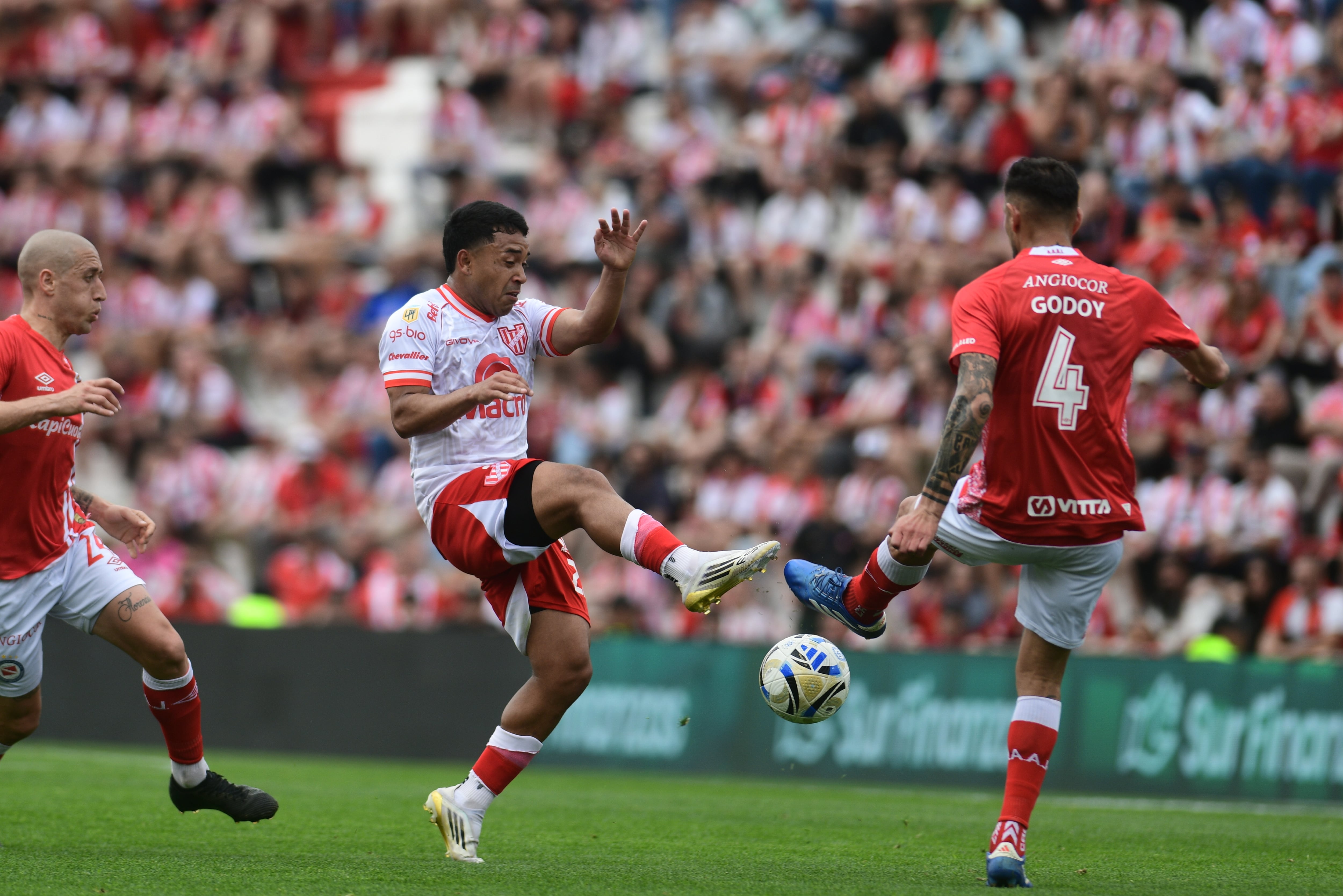 Instituto recibió a Argentinos Juniors por la octava fecha de la Liga Profesional 2025. (Ramiro Pereyra / La Voz)