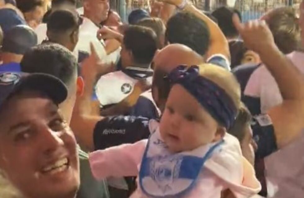 La hincha más tierna: el video viral de una bebé alentando a Gimnasia junto a su papá