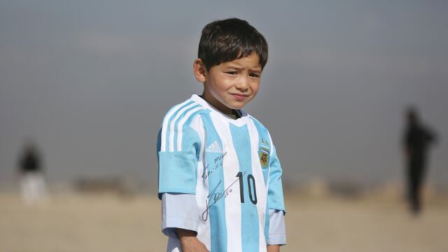 Murtaza Ahmadi, el niño afgano que se viralizó en 2016 por su camiseta argentina hecha con una bolsa.