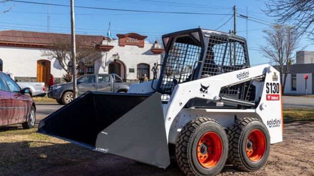 Comuna de Soldini tiene miniescavadora para el cordón cuneta del barrio Mercurio (Facebook Comuna de Soldini)