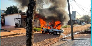 Puerto Iguazú: Se incendió un automóvil en B° Las Leñas