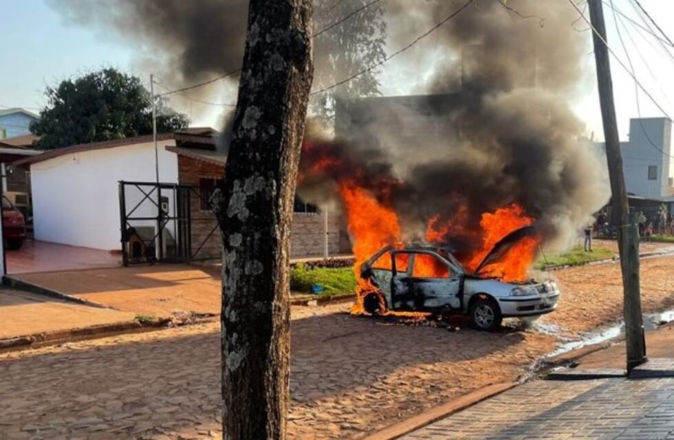 Puerto Iguazú: Se incendió un automóvil en B° Las Leñas