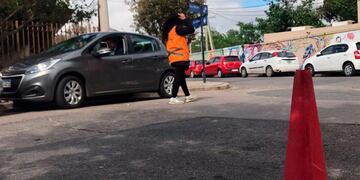 Cuidacoches rayan los autos de los médicos si no les pagan. (El Doce)