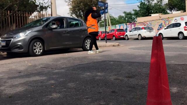 Cuidacoches rayan los autos de los médicos si no les pagan. (El Doce)
