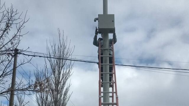 Colocaron los gabinetes para las nuevas cámaras en el área industrial