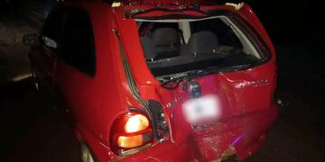 La motocicleta impactó contra la parte trasera del automóvil.