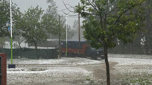 Una intensa lluvia con granizo cayó sobre Manfredi esta tarde.  (La Voz)