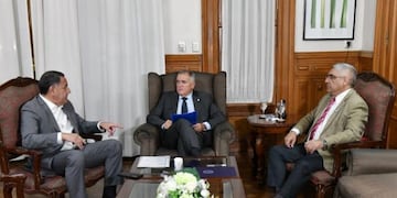 Gobierno y gremios se reúnen para garantizar la estabilidad laboral y una recomposición salarial justa.