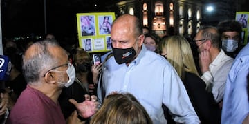 Omar Perotti vivió momentos de tensión en la marcha por seguridad en Rosario. (@MauroYasprizza)