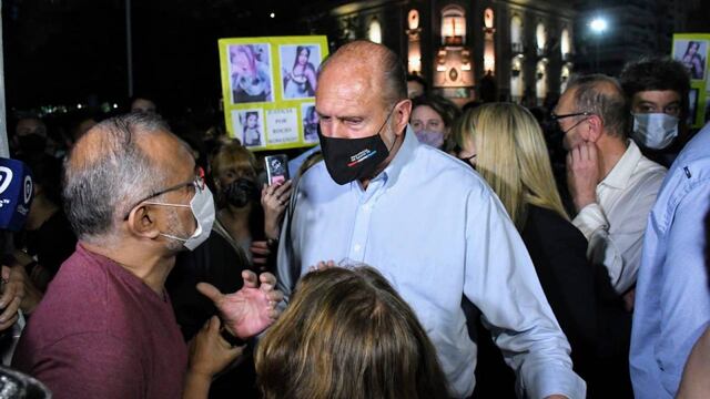 Omar Perotti vivió momentos de tensión en la marcha por seguridad en Rosario. (@MauroYasprizza)
